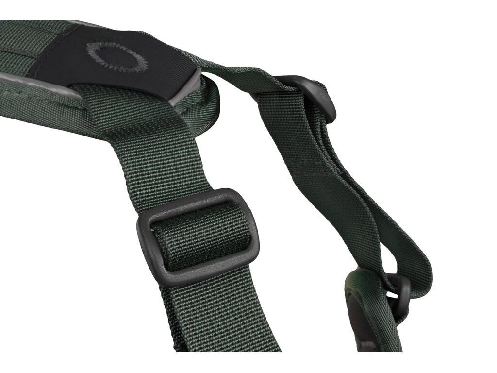 The harness can be adjusted around the neck and the chest. This makes the Ramble harness a good choice for growing puppies and dogs with a strong bodybuild.